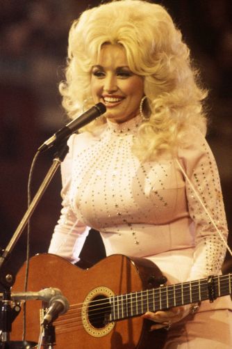 hbz-dolly-parton-1976-gettyimages-84879971